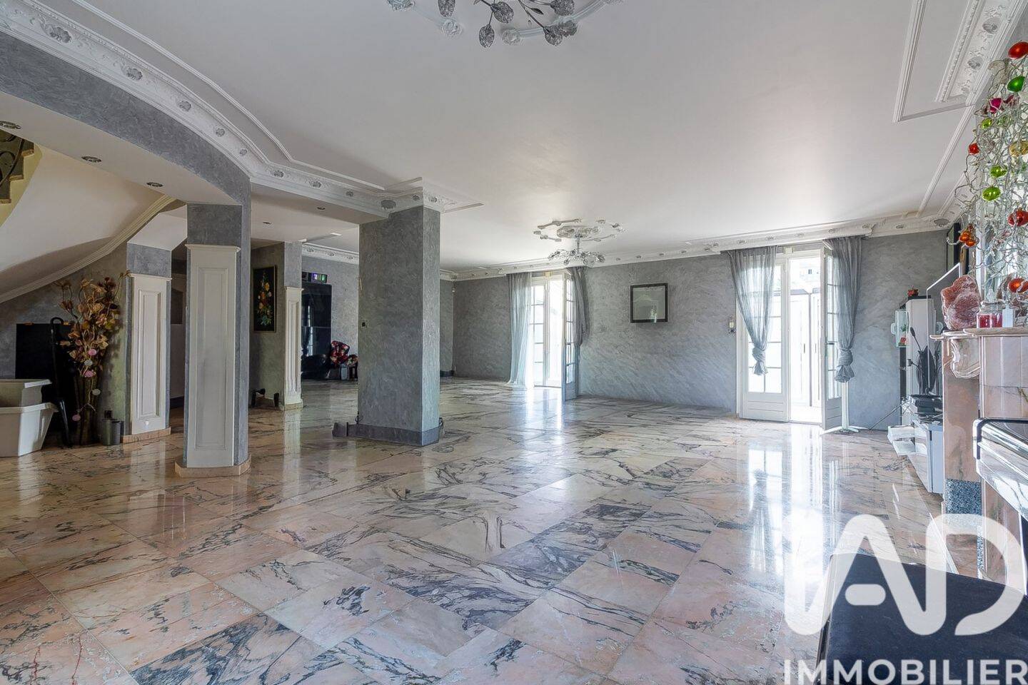 Maison 10 pièces 400 m² · à Bron · 400 m² · 799 000 €