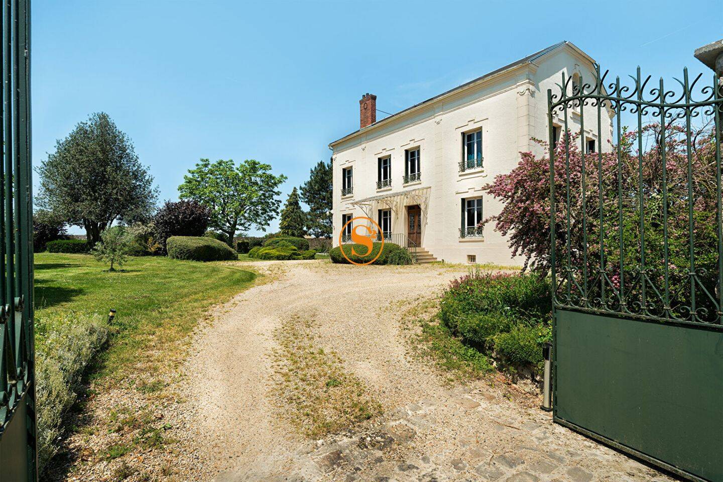 Maison 10 pièces 370 m² · à Crépy-en-Valois · 370 m² · 696 000 €