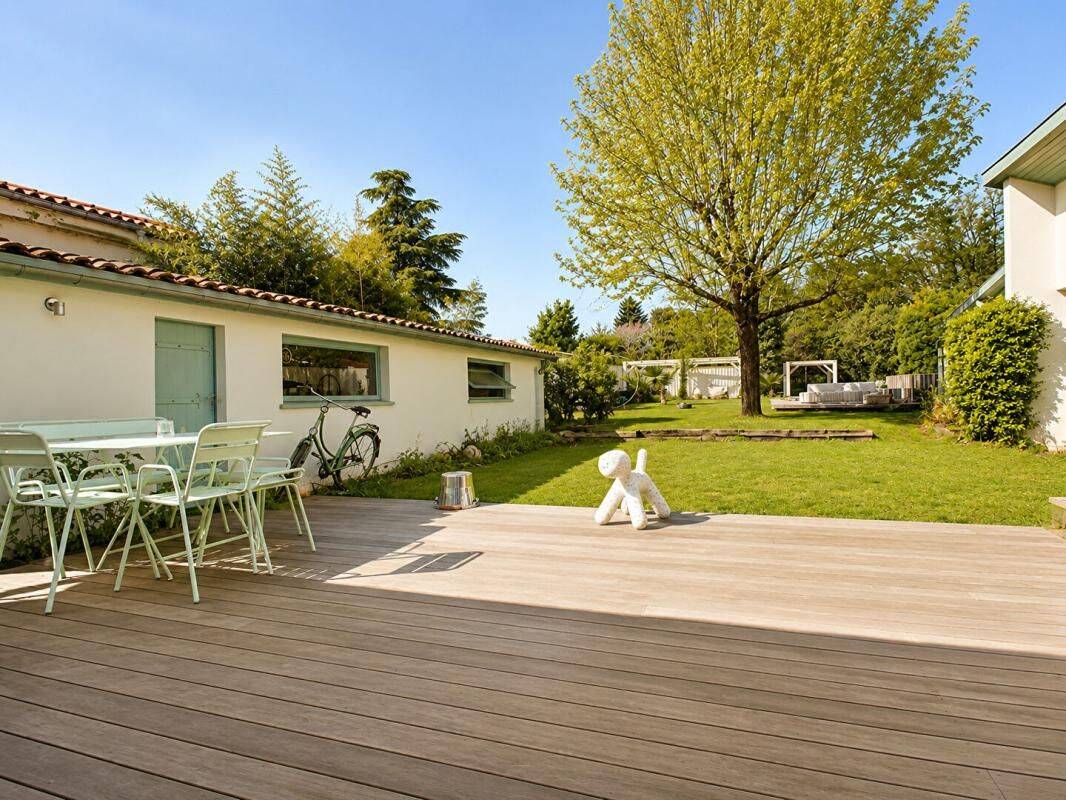 Maison 6 pièces 230 m² · à Bègles · 230 m² · 1 085 000 €