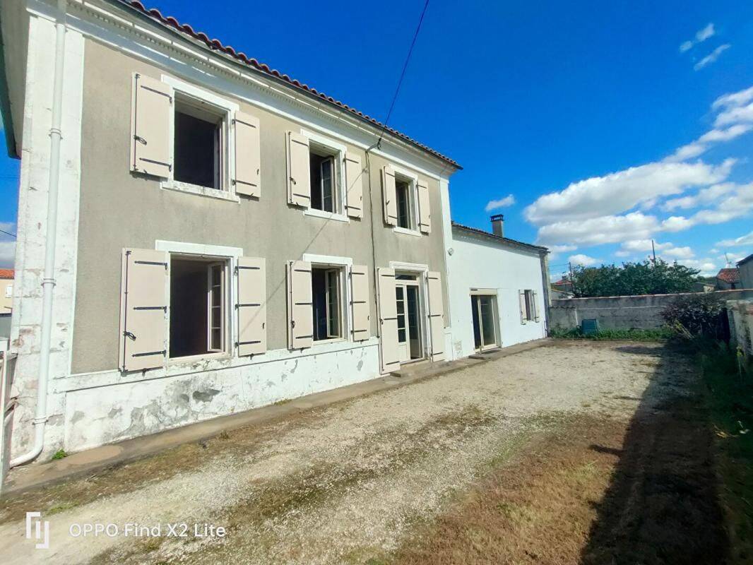 Maison 8 pièces 125 m² · à Saint-Saturnin-du-Bois · 125 m² · 121 590 €