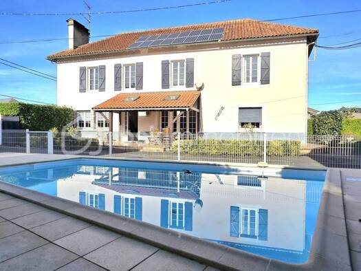 Maison à vendre 360 000 € 8 pièces 6 chambres 222 m² 1 560 m² de terrain Assat 64510