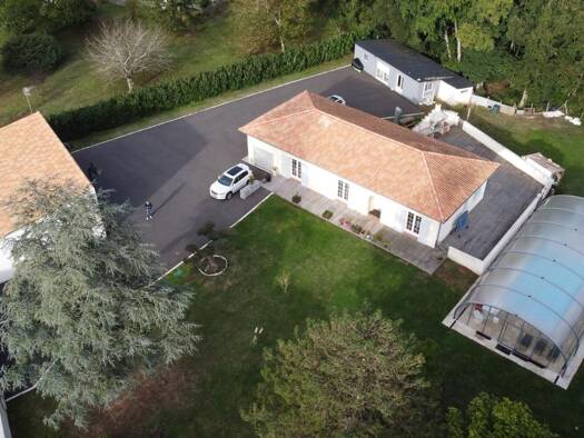 Maison de plain-pied à vendre 470 000 € 8 pièces 5 chambres 173 m² 3 000 m² de terrain Beurlay 17250