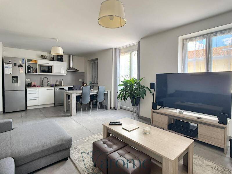 Appartement 3 pièces 60 m² · à Communay · 60 m² · 819 €
