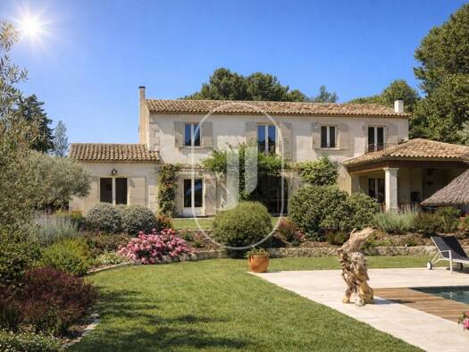 Villa à vendre 2 450 000 € 5 pièces 4 chambres 272 m² 3 000 m² de terrain Saint-Rémy-de-Provence 13210