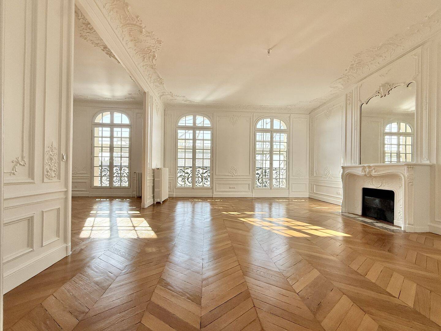 Appartement 5 pièces 194 m² · à Paris 8ème Arrondissement · 194,1 m² · 7 185 €