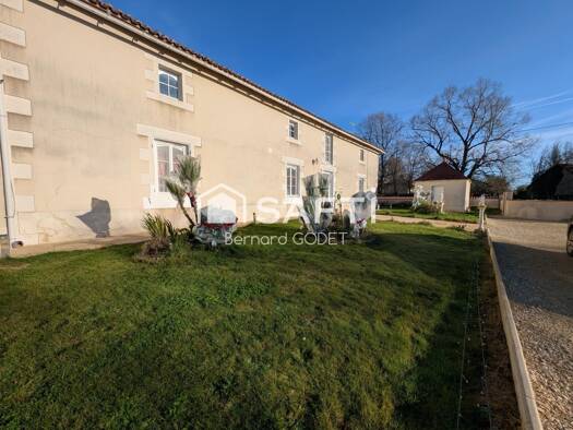 Maison à vendre 309 500 € 6 pièces 2 chambres 248 m² 8 425 m² de terrain Romagne 86700