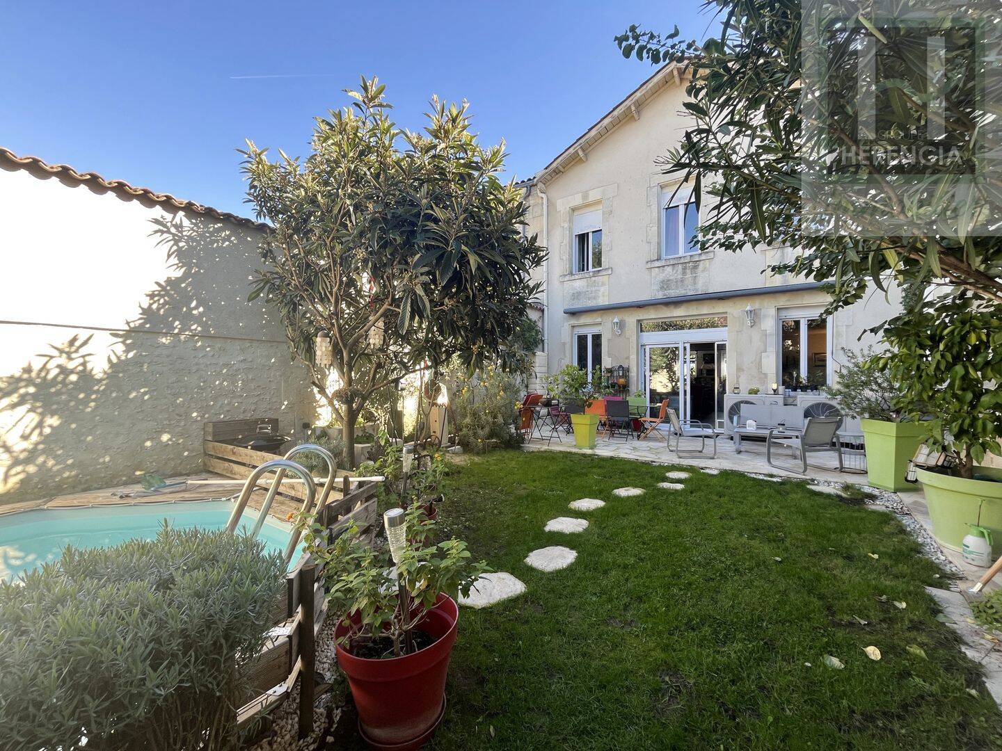 Maison 12 pièces 340 m² · à Cognac · 340 m² · 562 000 €