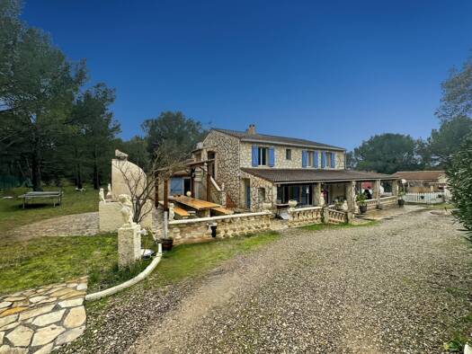 Villa à vendre 749 000 € 12 pièces 9 chambres 200 m² 10 000 m² de terrain Zone de Campagne Lambesc 13410