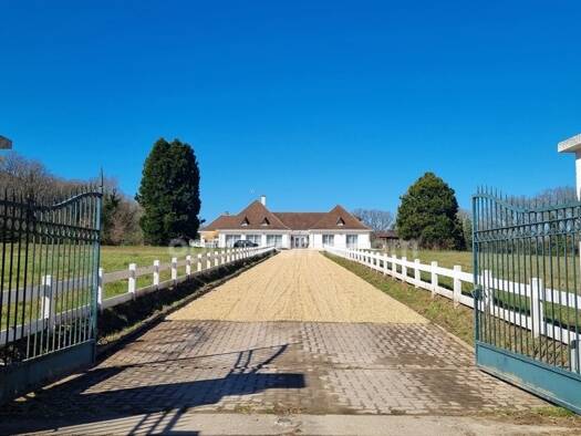 Maison à vendre 691 000 € 7 pièces 4 chambres 355 m² 34 351 m² de terrain Erdurière Couëron 44220