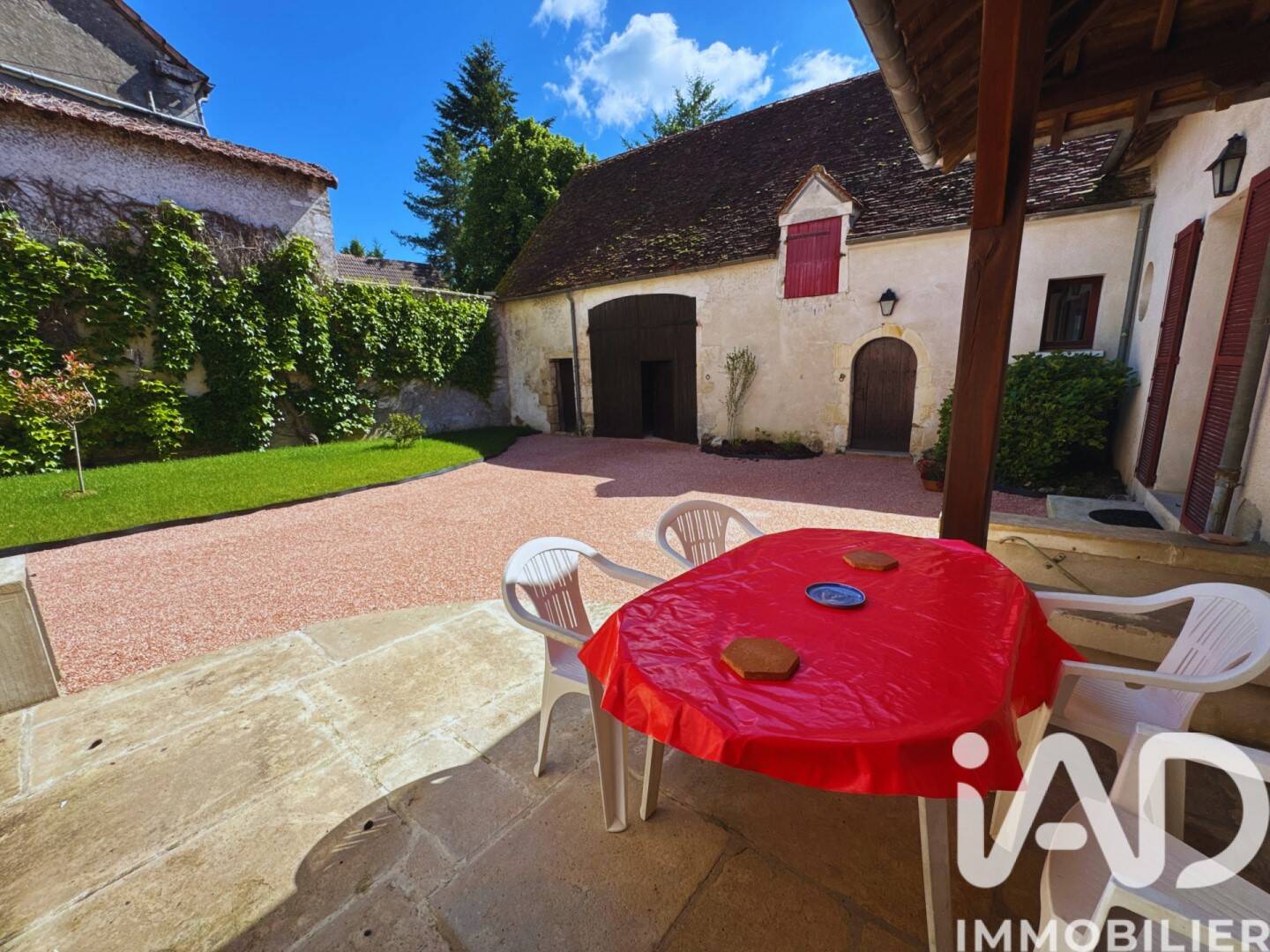 Maison 9 pièces 233 m² · à Entrains-sur-Nohain · 233 m² · 179 000 €
