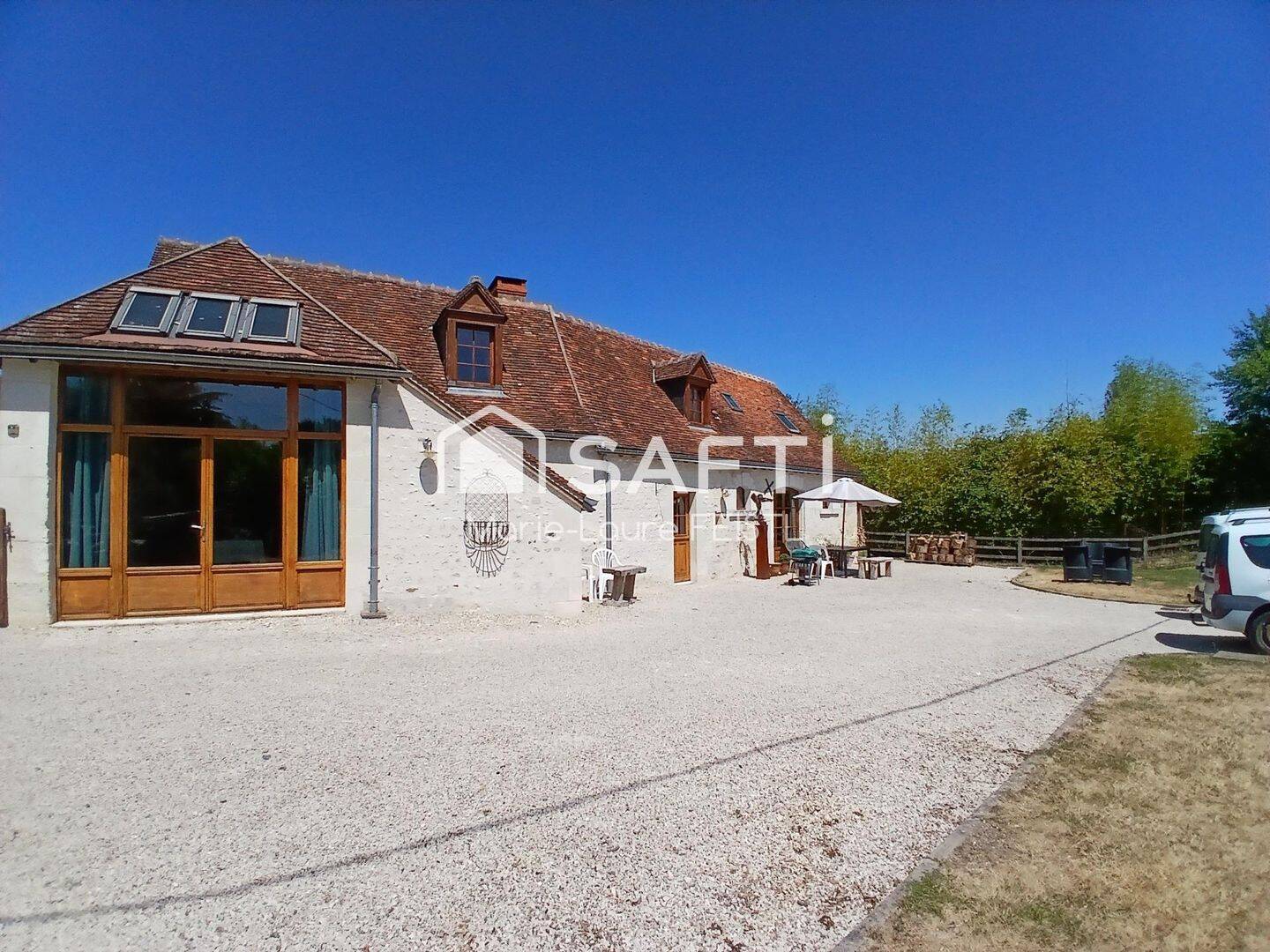 Maison 13 pièces 295 m² · à Charnizay · 295 m² · 300 000 €
