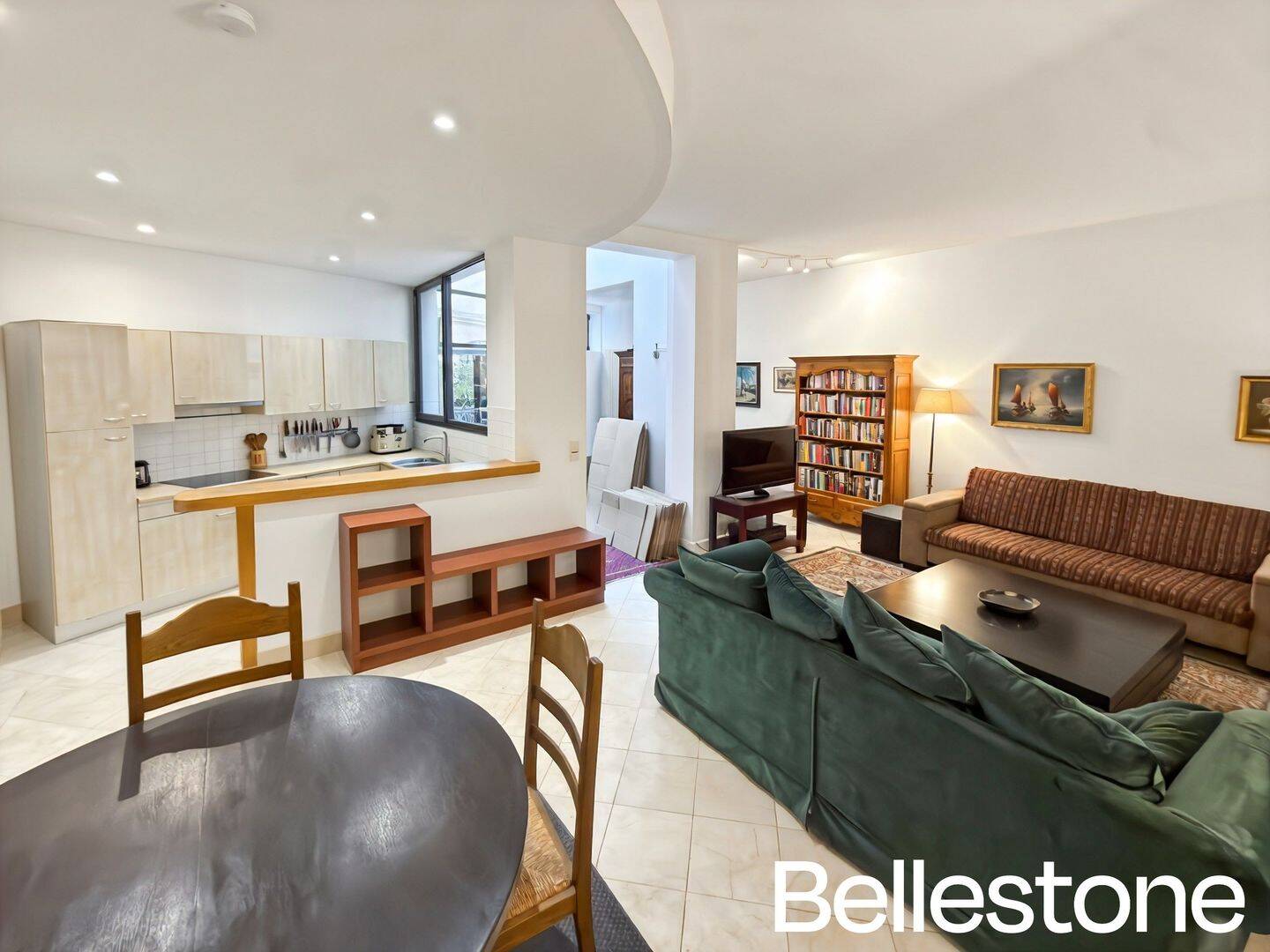 Appartement 4 pièces 94 m² · à Paris 8ème Arrondissement · 94 m² · 3 040 €