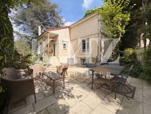 Maison à vendre 1 195 000 € 8 pièces 4 chambres 197 m² 487 m² de terrain Poincare Garches 92380