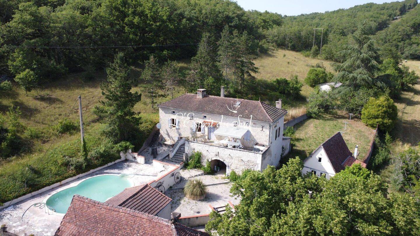 Joli corps de ferme en campage avec un gite