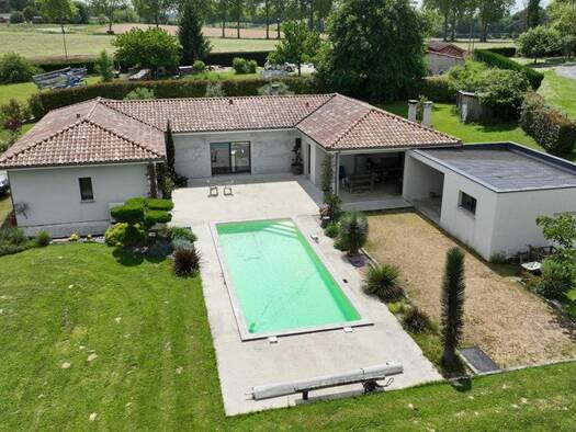 Maison de plain-pied à vendre 430 000 € 6 pièces 3 chambres 165 m² 8 455 m² de terrain Castelnau d'Auzan Labarrère 32440