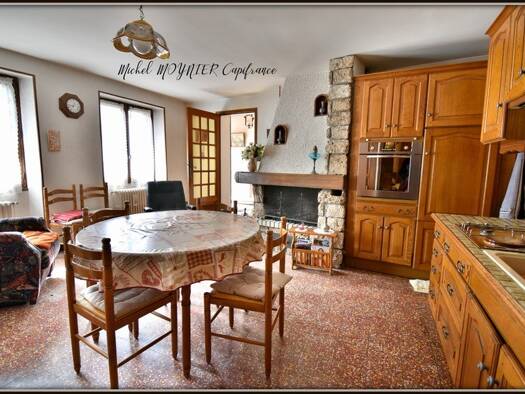 Maison à vendre 219 000 € 5 pièces 3 chambres 97 m² 542 m² de terrain La Roche-de-Rame 05310