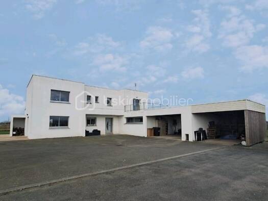 Maison à vendre 312 900 € 7 pièces 6 chambres 182 m² 6 000 m² de terrain Aron 53440