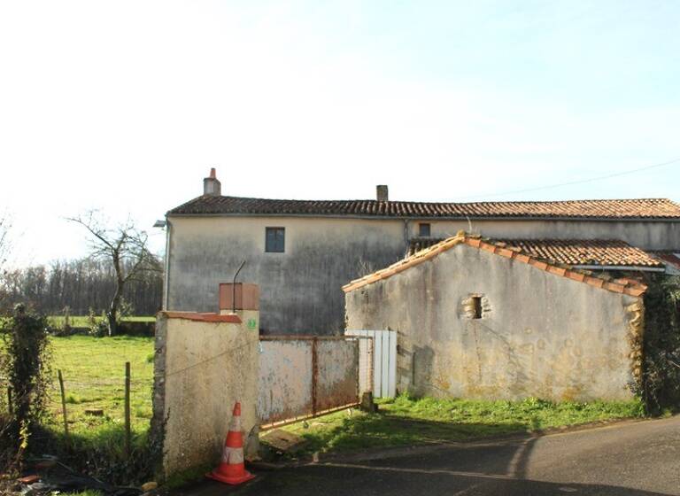 Maison à vendre 44 300 € 4 pièces 3<br/>chambres 97 m²<br/>superficie 767 m²<br/>terrain Glénay 79330