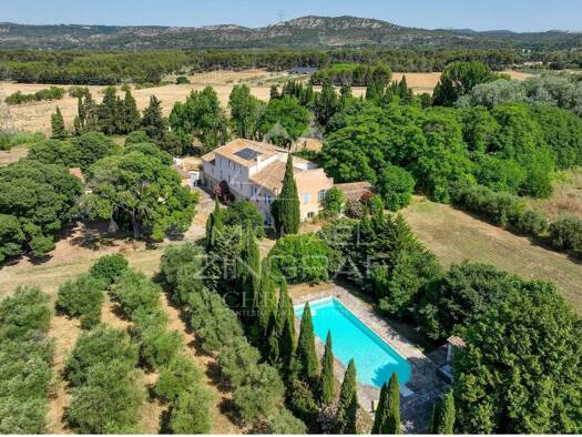 Maison à vendre 1 800 000 € 27 pièces 7 chambres 1 100 m² 47 000 m² de terrain La Barben 13330