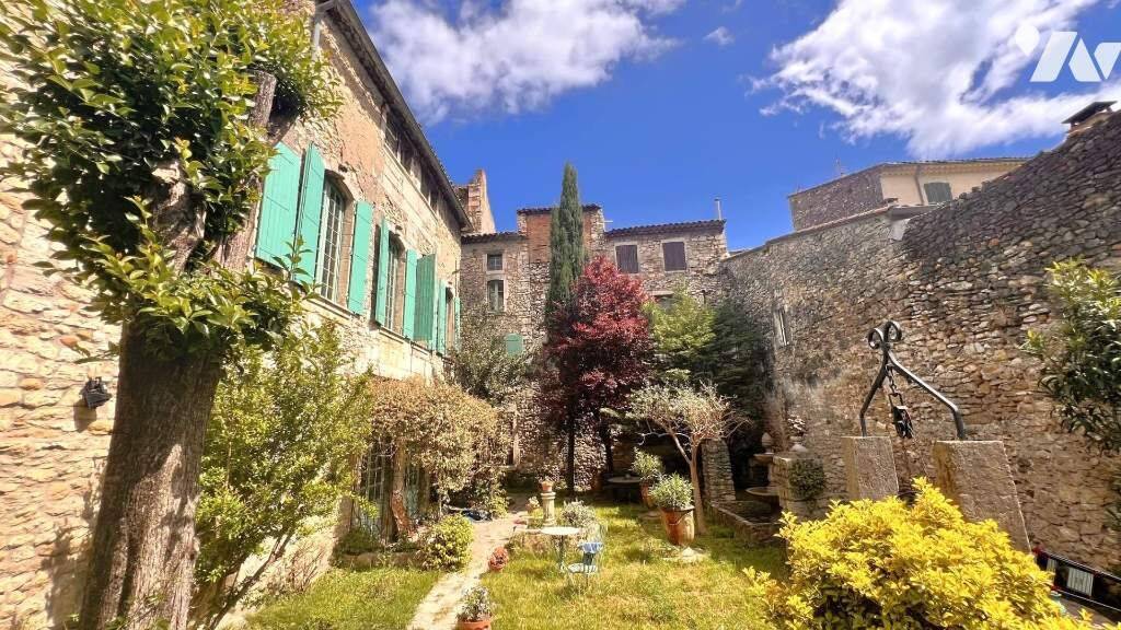 Maison 10 pièces 265 m² · à Bourg-Saint-Andéol · 265 m² · 250 000 €