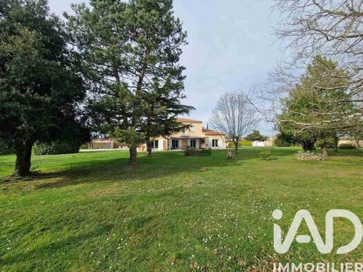 Maison à vendre 498 000 € 8 pièces 5 chambres 255 m² Saint-Seurin-de-Cursac 33390