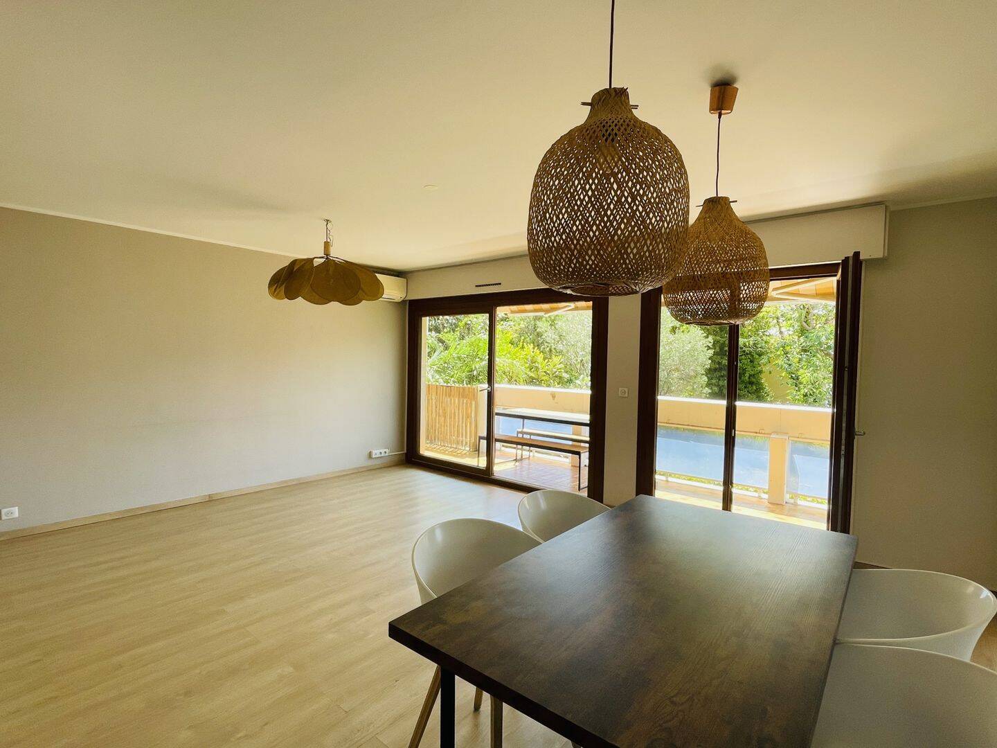 Appartement 5 pièces 102 m² · à Marseille 8ème Arrondissement · 102 m² · 2 100 €