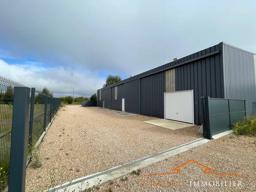 Entrepôt à louer 1 300 € 240 m² d'espace de stockage Saint-Loup-de-Varennes 71240