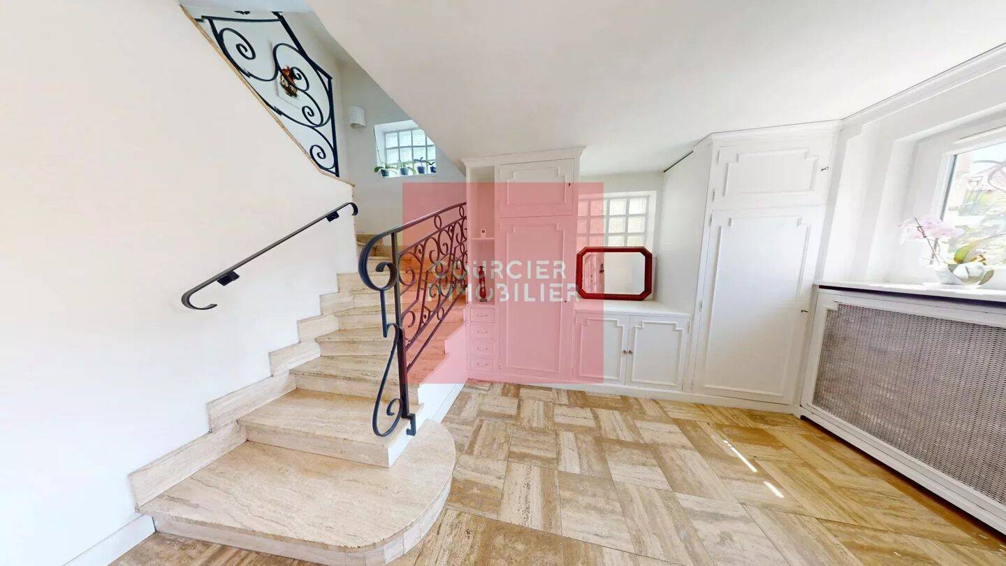 Maison 7 pièces 151 m² · à Le Mesnil-Saint-Denis · 151 m² · 2 150 €/mois