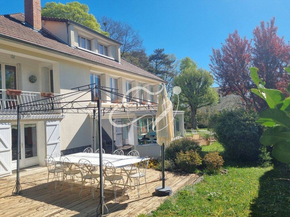 Maison 8 pièces 240 m² · à Tassin-la-Demi-Lune · 240 m² · 1 120 000 €