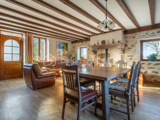 Ferme à vendre 327 500 € 6 pièces 3 chambres 153 m² 201 707 m² de terrain Lapeyrouse 63700