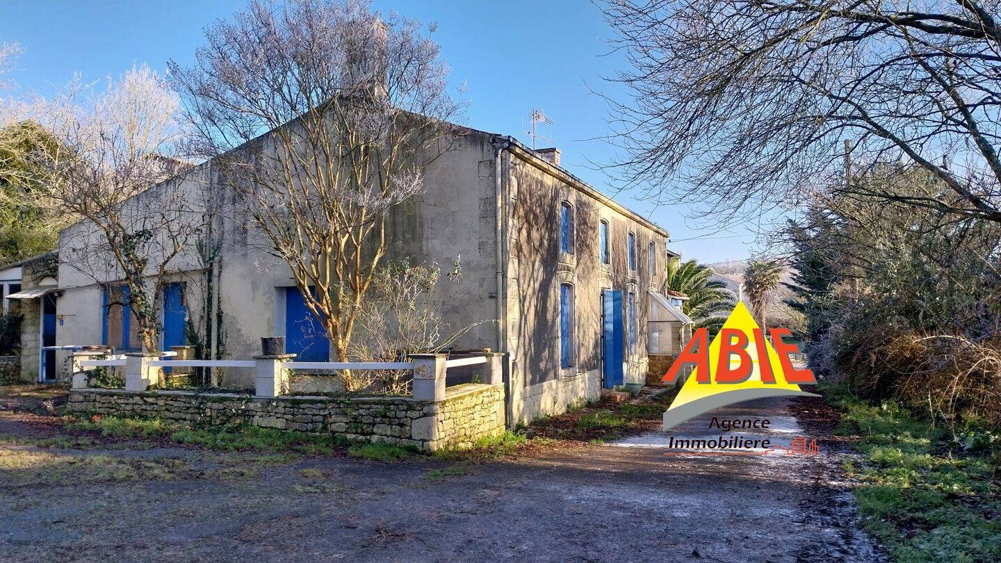 Maison 8 pièces 163 m² · à Saint-Hilaire-des-Loges · 163 m² · 107 500 €