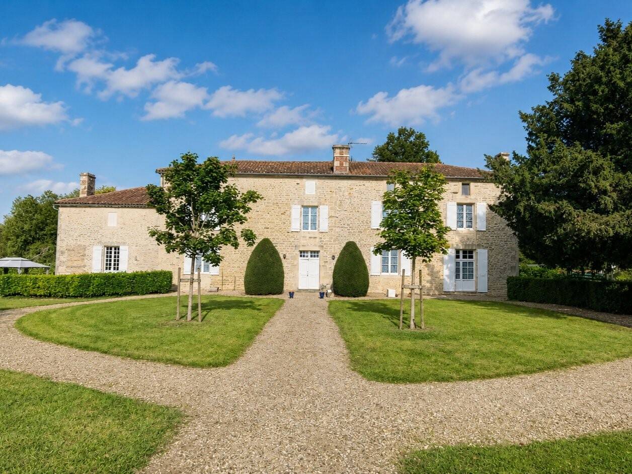 Maison 8 pièces 287 m² · à Saint-Groux · 287 m² · 299 000 €