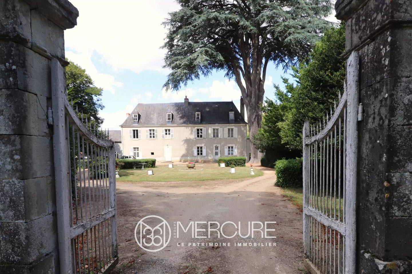 Maison 13 pièces 306 m² · à Pellevoisin · 306 m² · 371 000 €