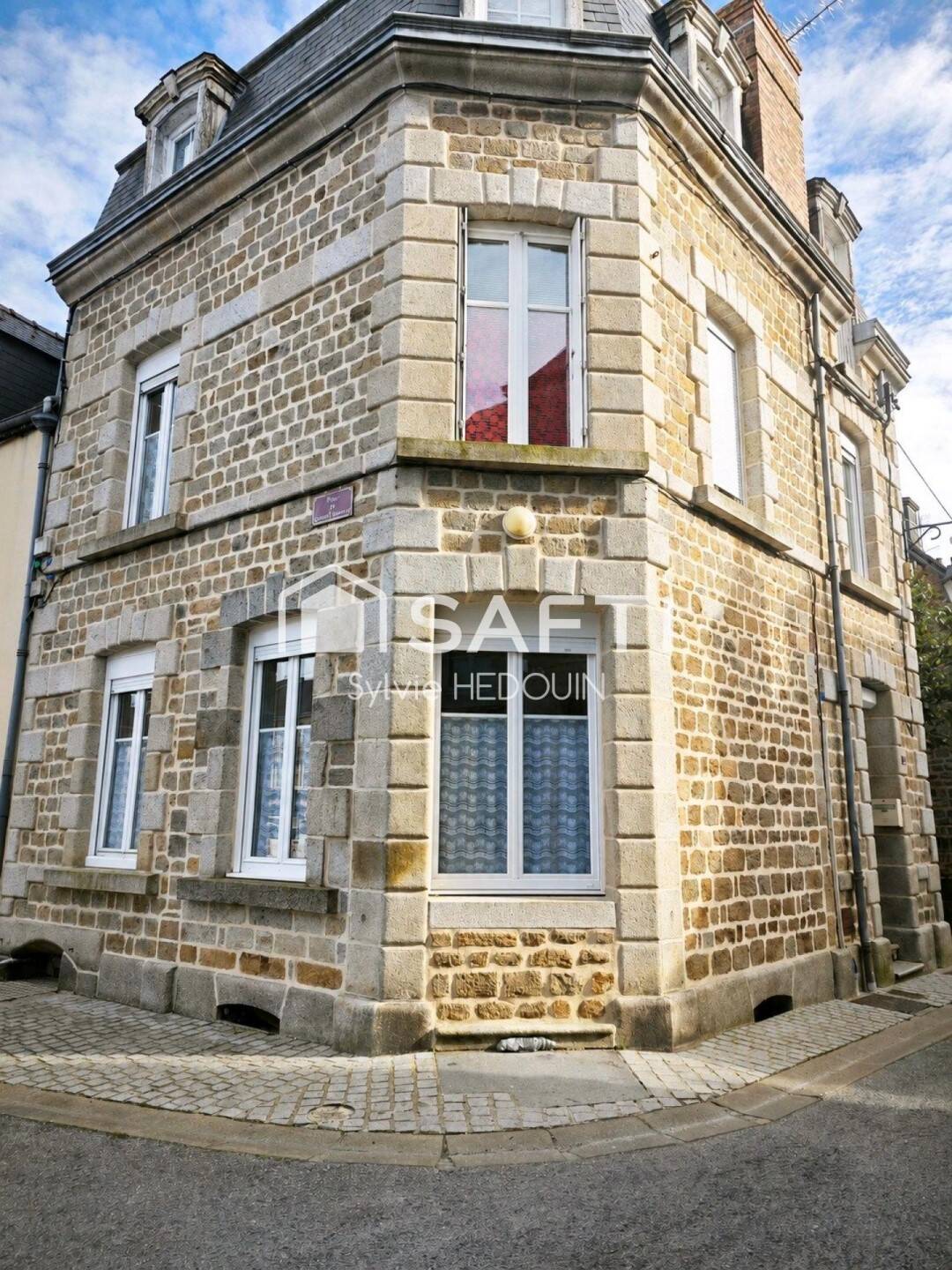 Maison 6 pièces 98 m² · à Carrouges · 98 m² · 102 000 €