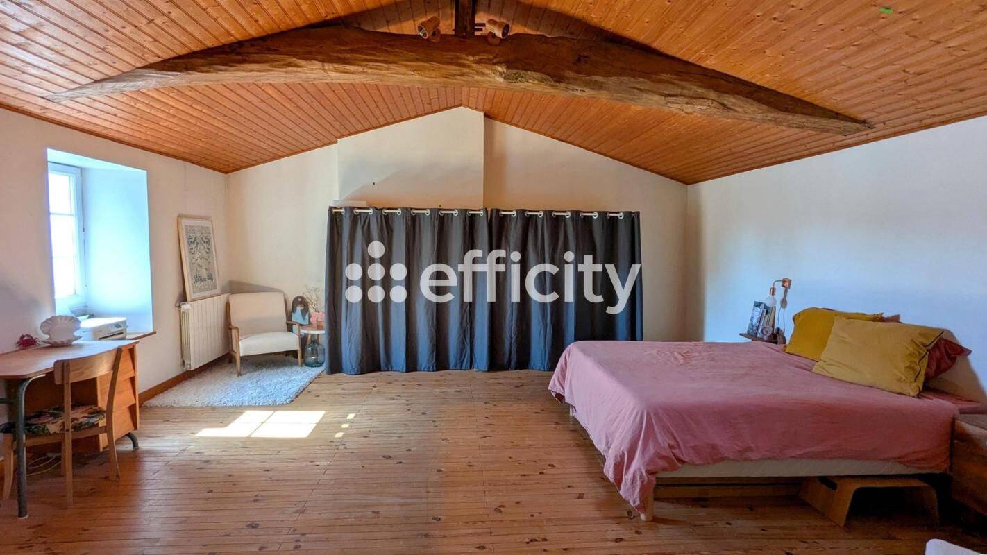 Maison 5 pièces 210 m² · à Angeac-Champagne · 210 m² · 249 000 €