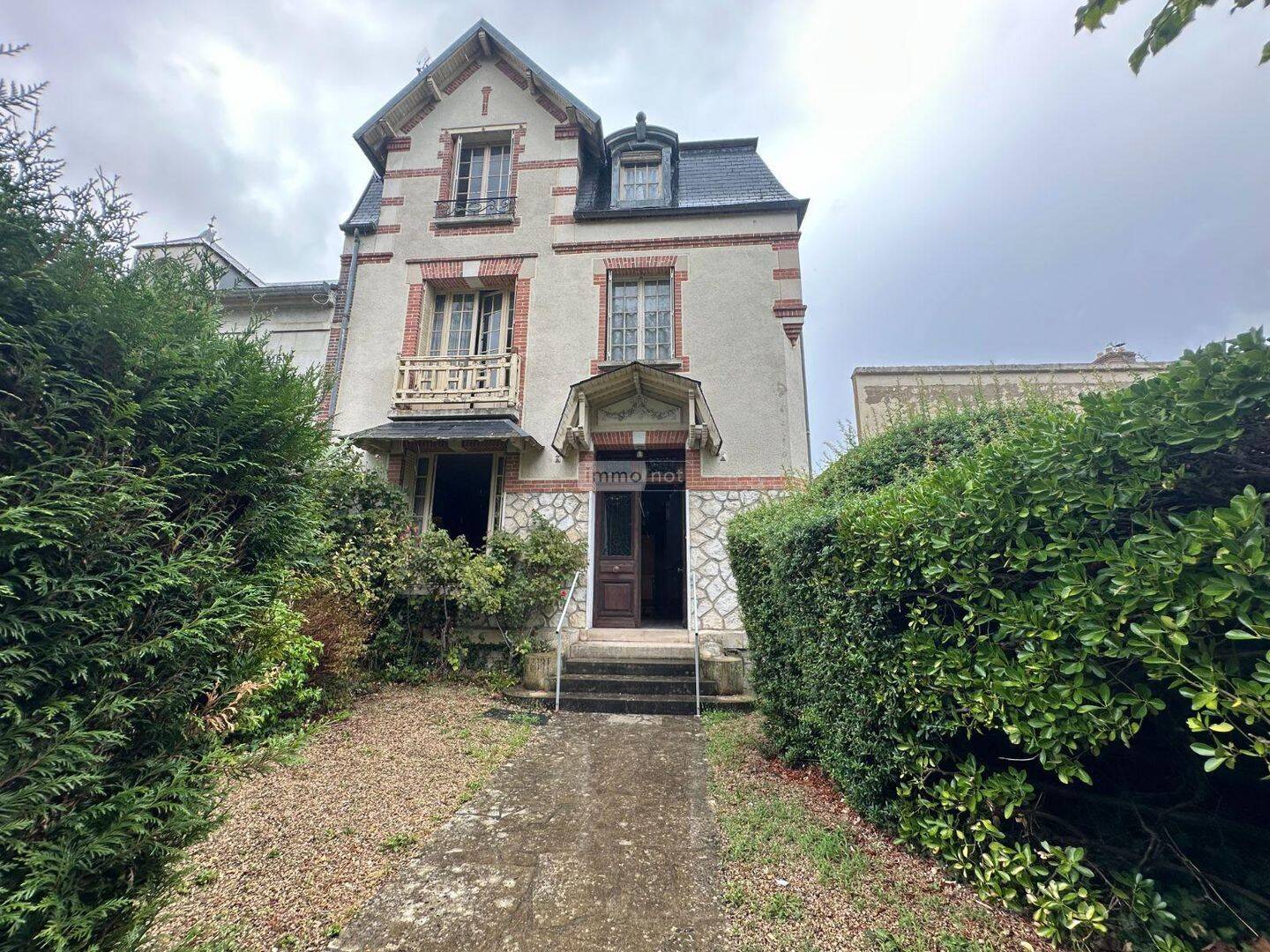 Maison 8 pièces 220 m² · à Saint-Julien-du-Sault · 220 m² · 415 000 €