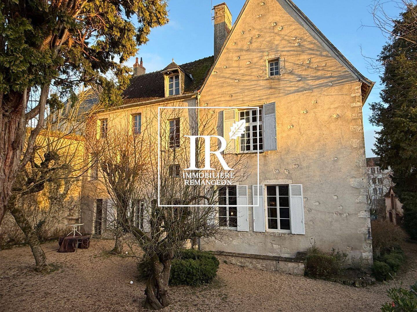 Maison 12 pièces 400 m² · à Mehun-sur-Yèvre · 400 m² · 530 000 €