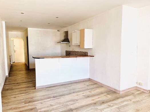 Appartement à louer 685 € 2 pièces 1 chambre 46 m² 1er étage Le Village La Garde 83130