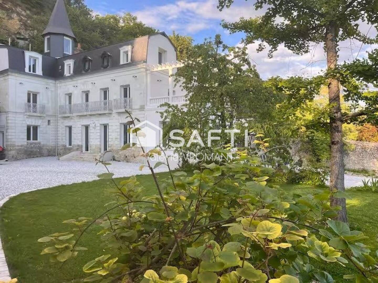 Maison 7 pièces 277 m² · à Rochecorbon · 277 m² · 1 716 000 €