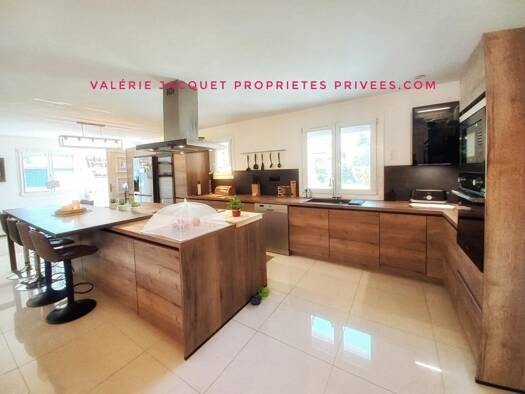 Maison à vendre 319 000 € 6 pièces 4 chambres 170 m² 3 700 m² de terrain Coutras 33230