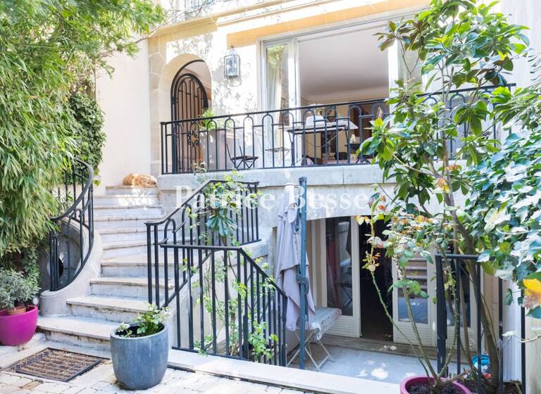 Hôtel particulier à vendre 6 200 000 € 8 pièces 5<br/>chambres 313 m²<br/>superficie 191 m²<br/>terrain Muette Sud Paris 16ème 75016
