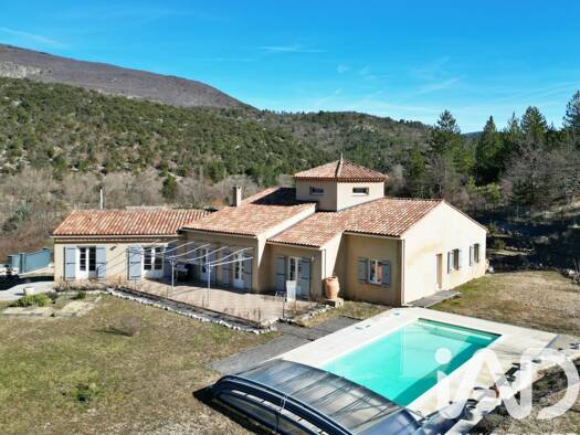 Maison à vendre 695 000 € 7 pièces 5 chambres 266 m² 4 000 m² de terrain Savoillan 84390
