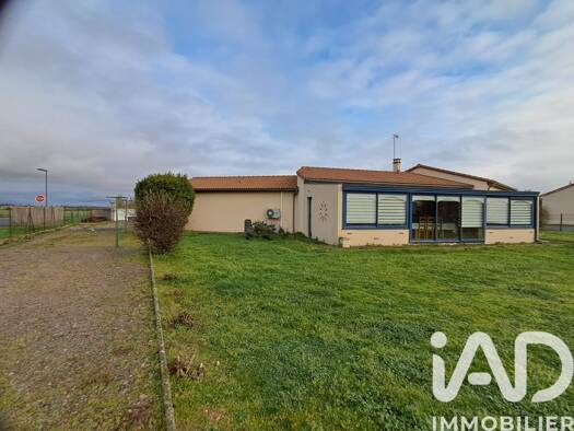 Maison de plain-pied à vendre 215 000 € 5 pièces 3 chambres 156 m² 1 400 m² de terrain Argenton-l'Église 79290