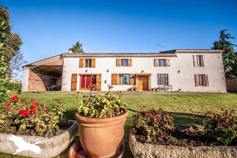 Maison 9 pièces 315 m² · à Mézerville · 315 m² · 384 000 €