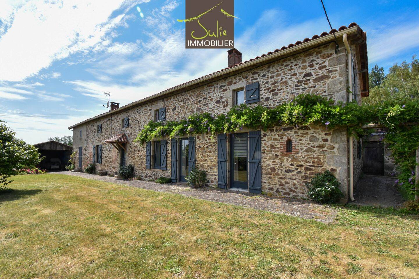 Maison 9 pièces 260 m² · à Combrand · 260 m² · 336 000 €
