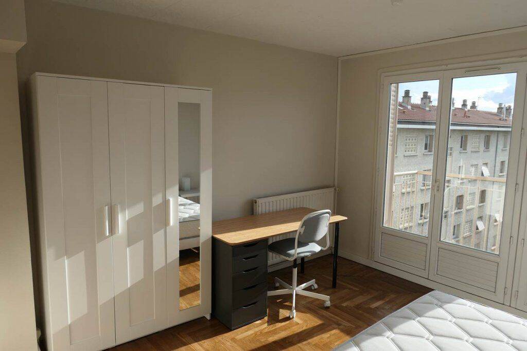 1 pièce 65 m² · à Bron · 65,2 m² · 530 €/mois