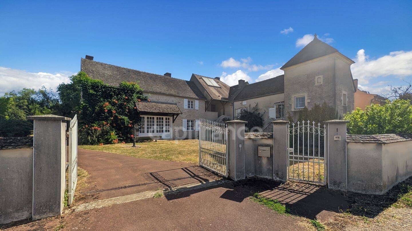 Maison 11 pièces 296 m² · à Fontaines · 296 m² · 389 000 €