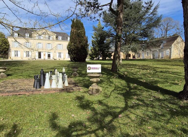 Château à vendre 1 207 500 € 19 pièces 10<br/>chambres 419 m²<br/>superficie 90 000 m²<br/>terrain Mortagne-Au-Perche 61400