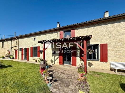 Maison à vendre 224 500 € 8 pièces 4 chambres 219 m² 1 607 m² de terrain La Faye 16700