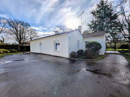 Maison de plain-pied à vendre 211 000 € 5 pièces 4 chambres 140 m² 1 952 m² de terrain Bretignolles 79140